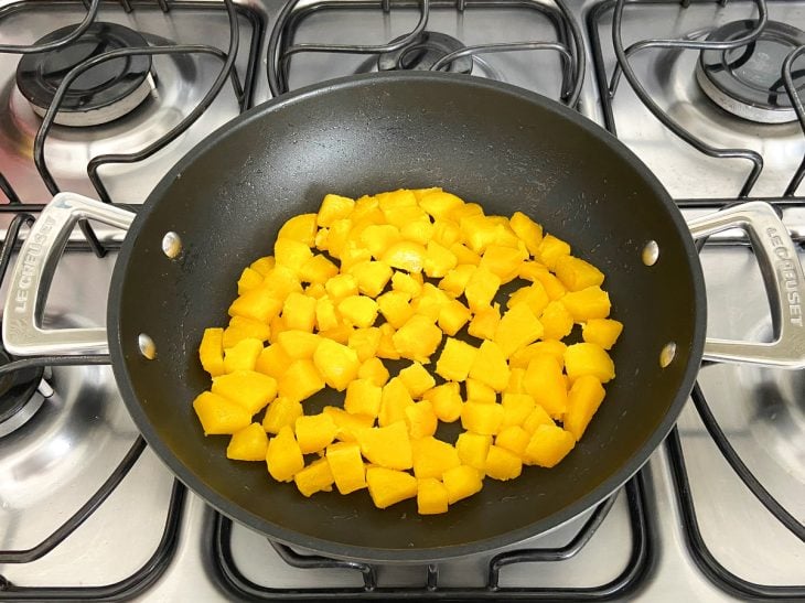 Frigideira com mandioquinha em cubos.