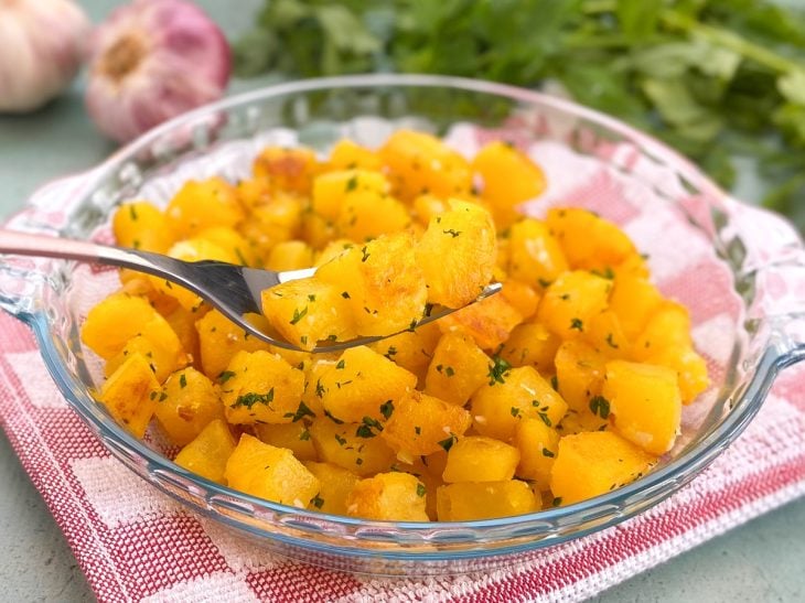 Mandioquinha sauté pronta e finalizada com cebolinha.