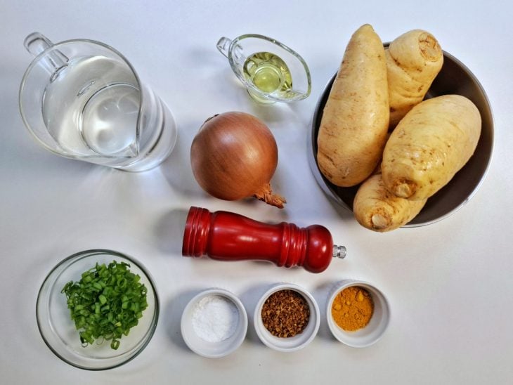 Uma bancada com os ingredientes.