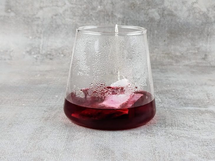 Chá em infusão num copo.