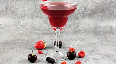 Manhattan com chá de frutas vermelhas