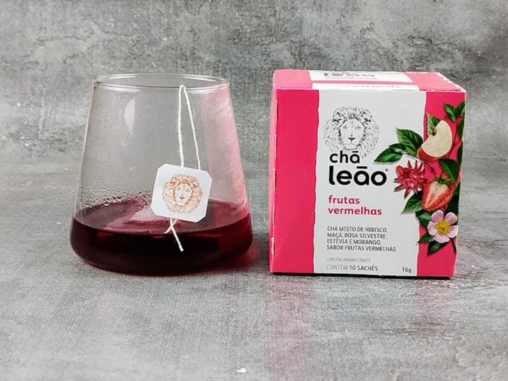 Chá em infusão num copo.