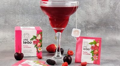 Manhattan com chá de frutas vermelhas