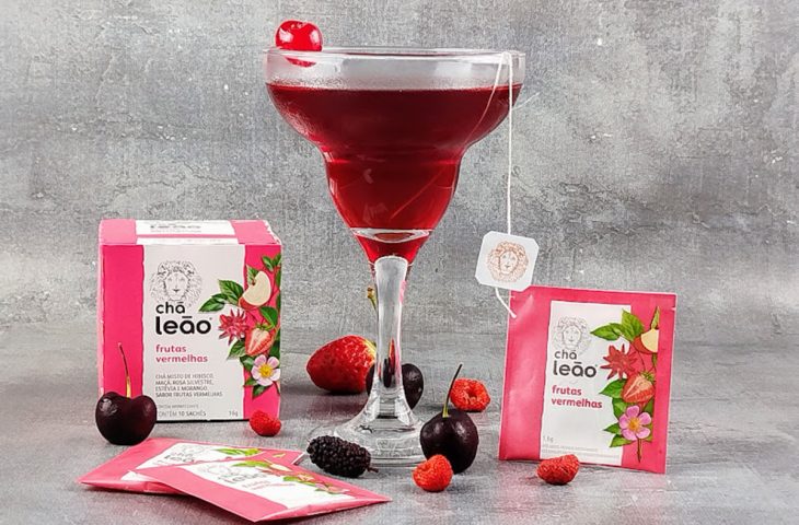 Manhattan com chá de frutas vermelhas