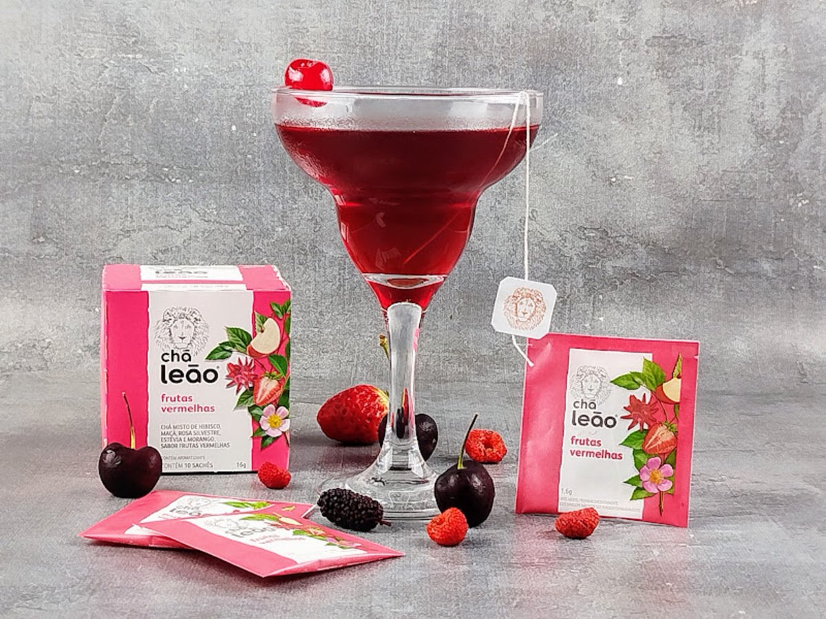 Manhattan com chá de frutas vermelhas