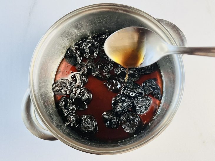 Calda espessa na panela.