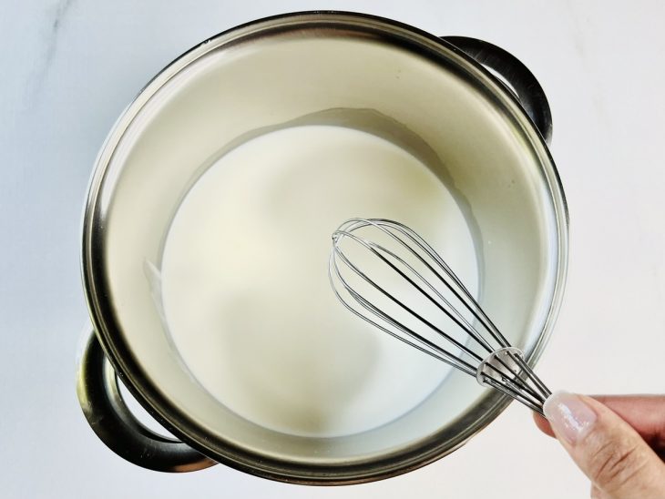 Amido de milho dissolvido em leite numa panela.