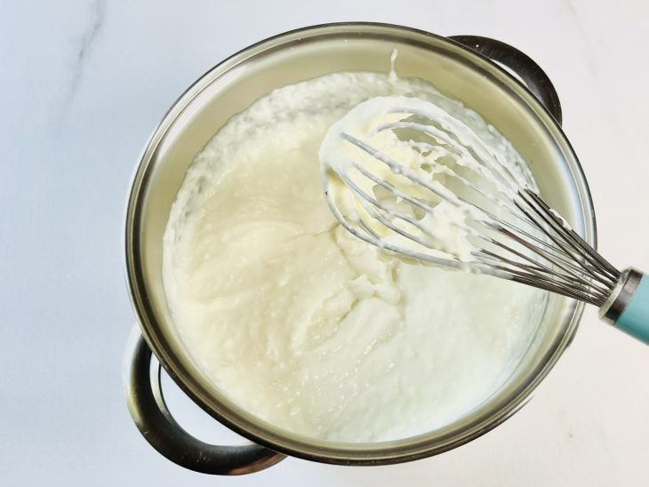 Ingredientes incorporados na panela com auxílio de um fouet.
