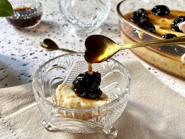 Porção de manjar de ameixa servida num pratinho individual.