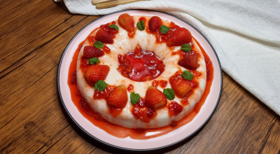 Manjar de coco com calda de morango
