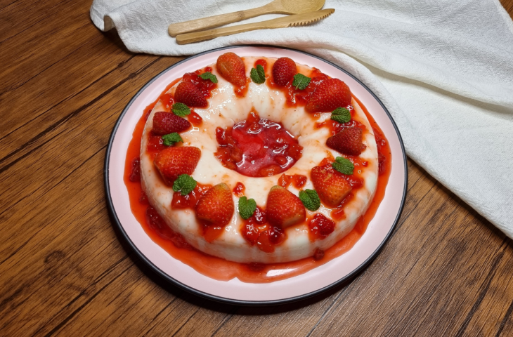 Manjar de coco com calda de morango