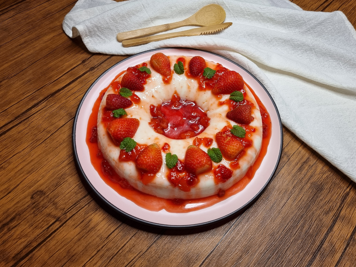 Manjar de coco com calda de morango