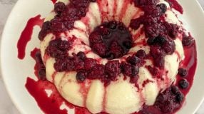 Manjar de coco com frutas vermelhas