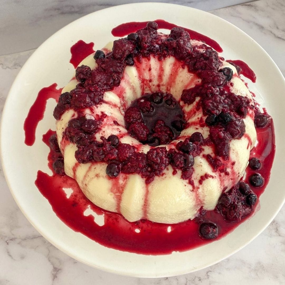 Manjar branco com calda de frutas