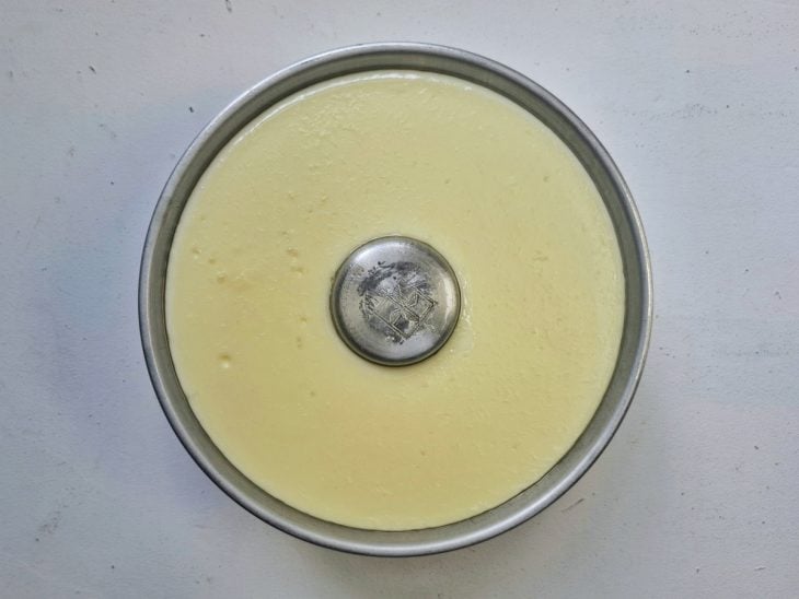 Manjar de coco firmado na forma após tempo de geladeira.
