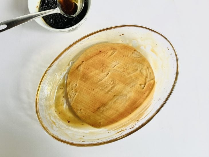 Metade da calda acomodada em um refratário.