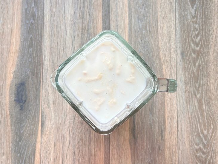Ingredientes adicionados no liquidificador para serem batidos.