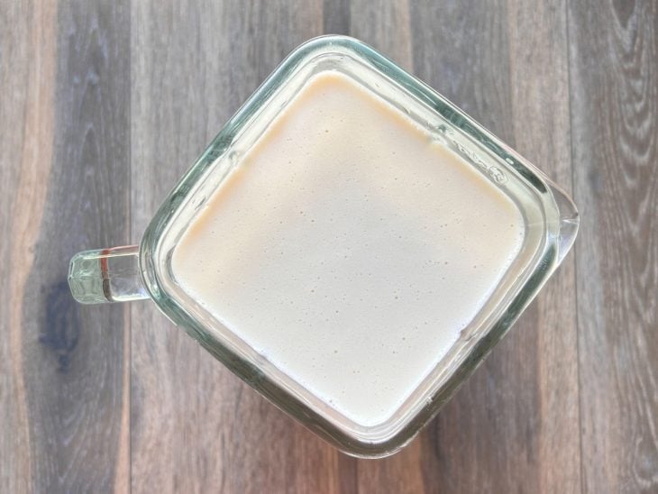 Gelatina adicionada no liquidificador e batida.