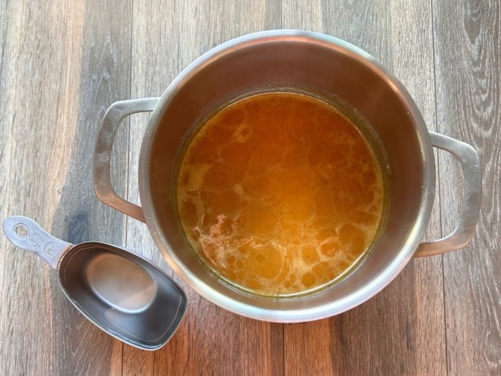 Caramelo dourado formado na panela.