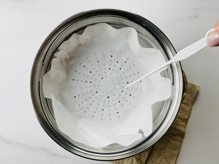 panela a vapor forrada com papel-manteiga