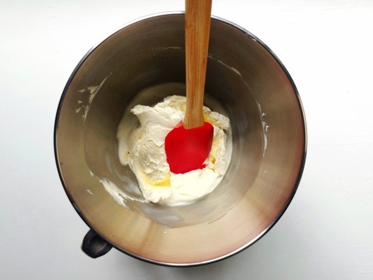 Um recipiente contendo um creme manteiga.