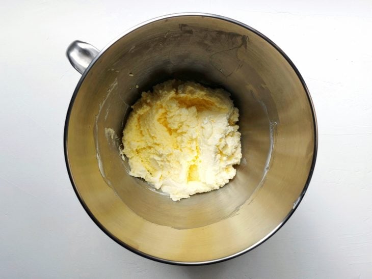 Um recipiente contendo manteiga.