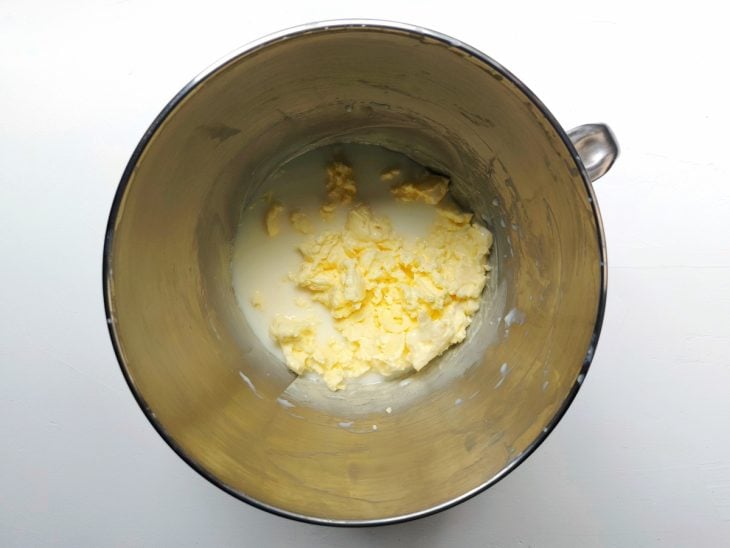 Um recipiente contendo água e manteiga.