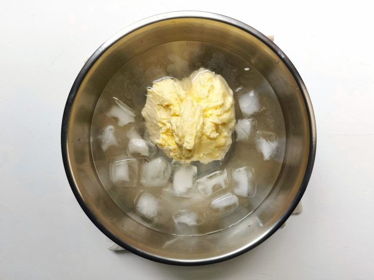 Um recipiente contendo água, gelo e a manteiga.