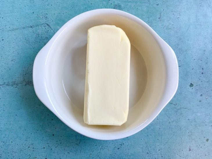 Uma bancada com os ingredientes separados.