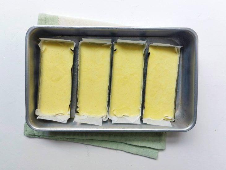 Uma forma contendo várias manteigas vegana.