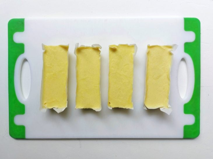 Uma tábua contendo várias manteigas vegana.