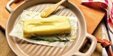 Um recipiente contendo manteiga vegana.