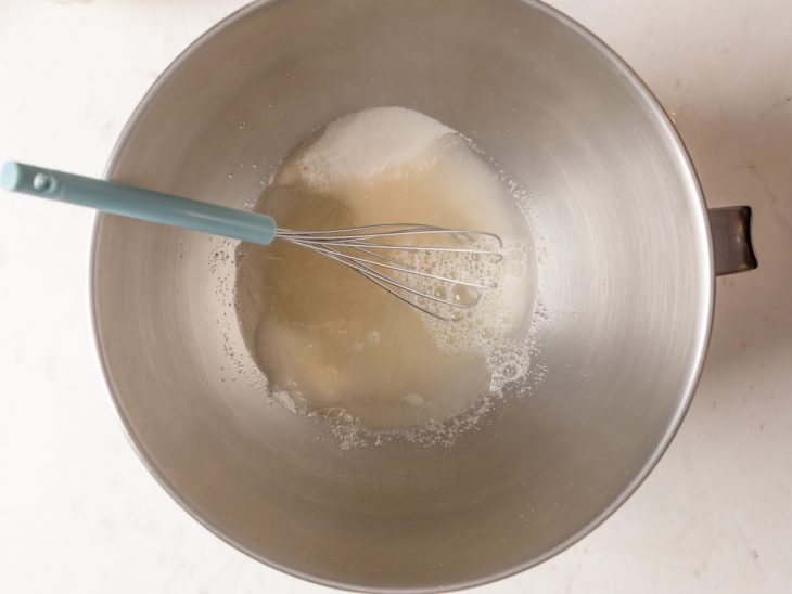 mistura para maria mole, açúcar e água fervente.