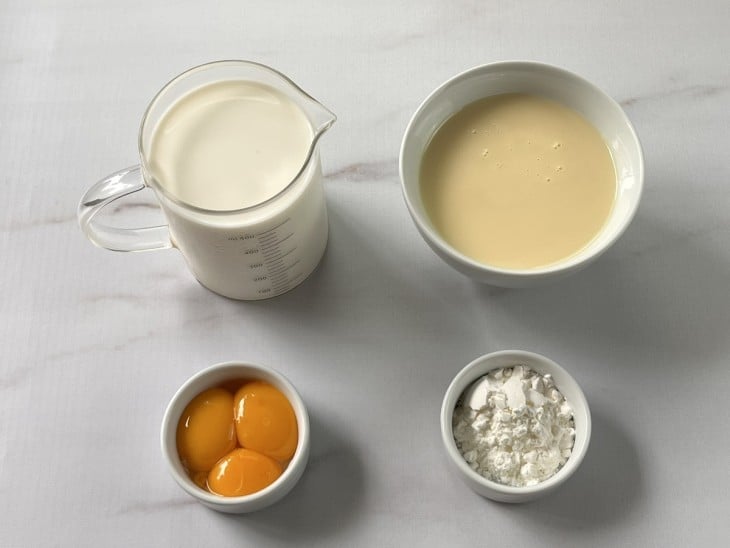 Uma bancada com os ingredientes da primeira camada separados.