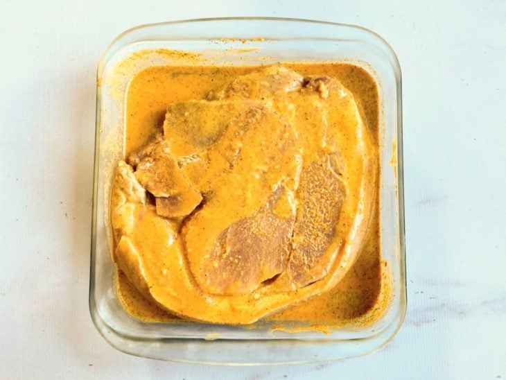 Um recipiente com marinada para carne de porco.