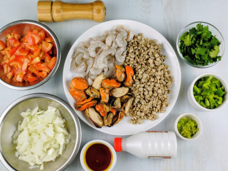 Ingredientes reunidos em uma bancada para o preparo da receita.