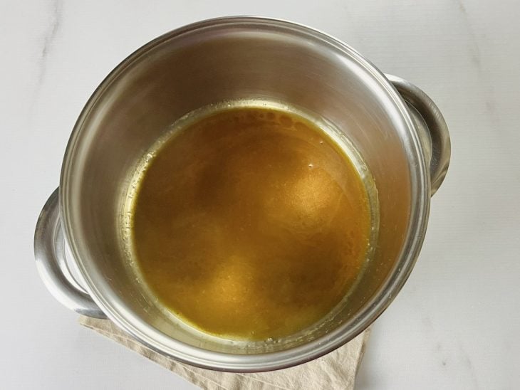 Panela com açúcar derretido.