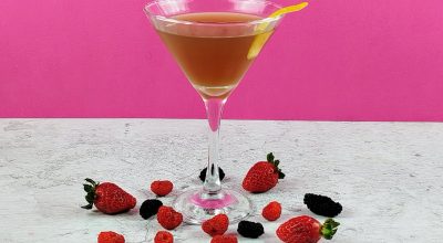 Martini com chá preto e frutas vermelhas