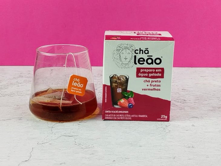 Sachê de chá em fusão em um copo com gin.