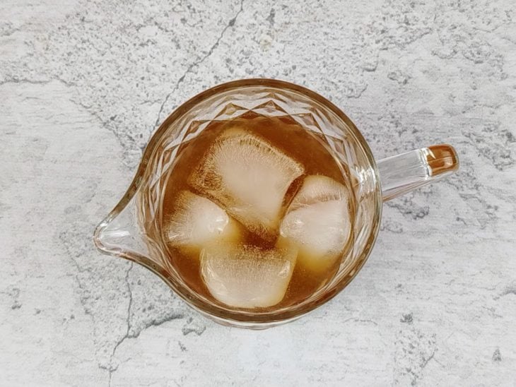 Gin infusionado com chá, vermute seco e suco de limão em um mixing glass.