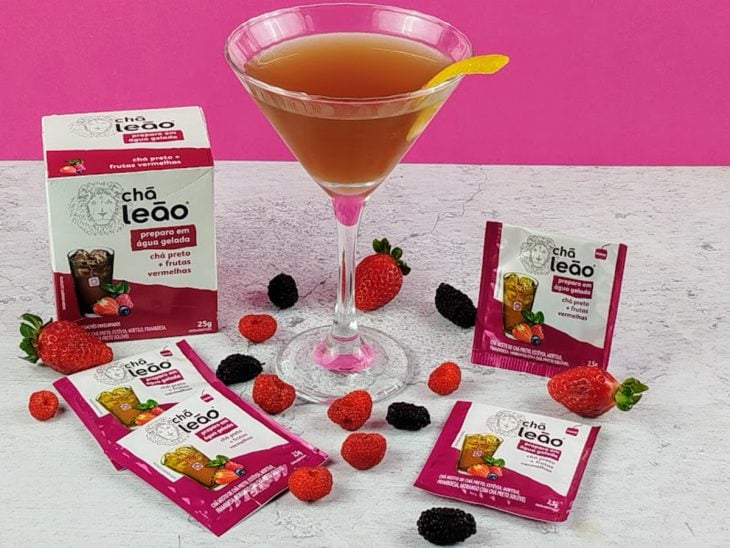 Martini com chá preto e frutas vermelhas pronto para consumo em uma taça.