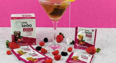Martini com chá preto e frutas vermelhas