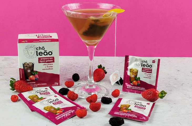 Martini com chá preto e frutas vermelhas