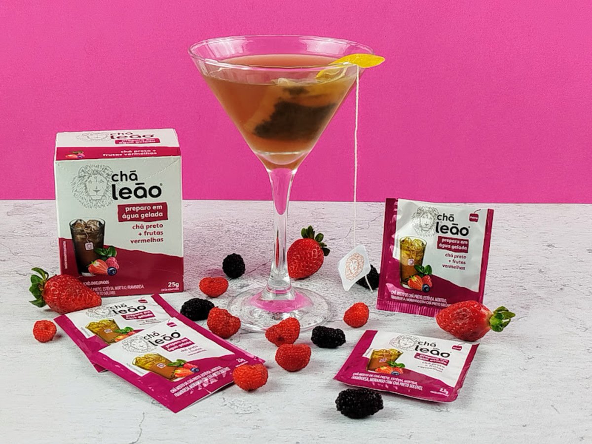Martini com chá preto e frutas vermelhas