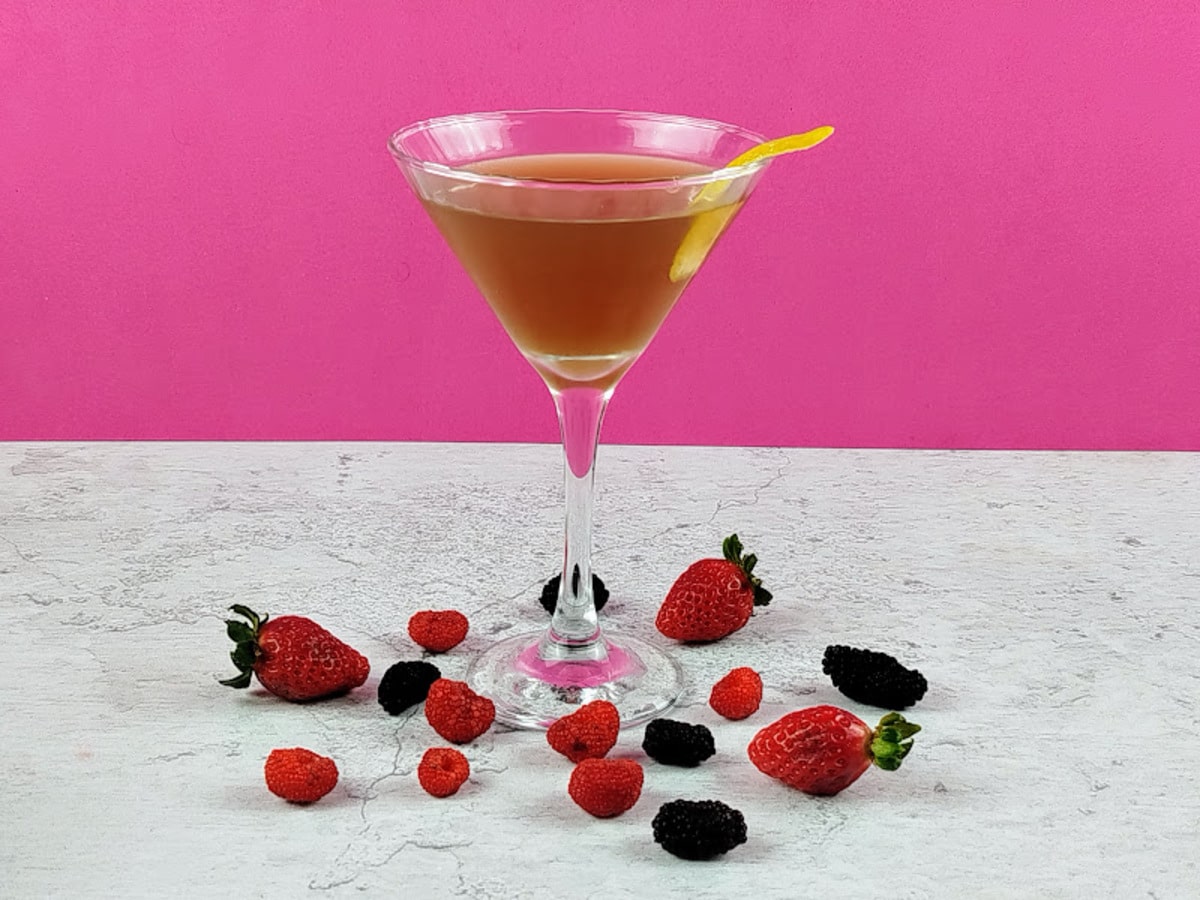 Martini com chá preto e frutas vermelhas
