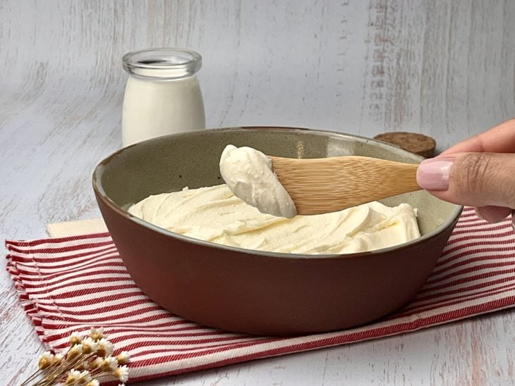 Um recipiente contendo mascarpone caseiro.