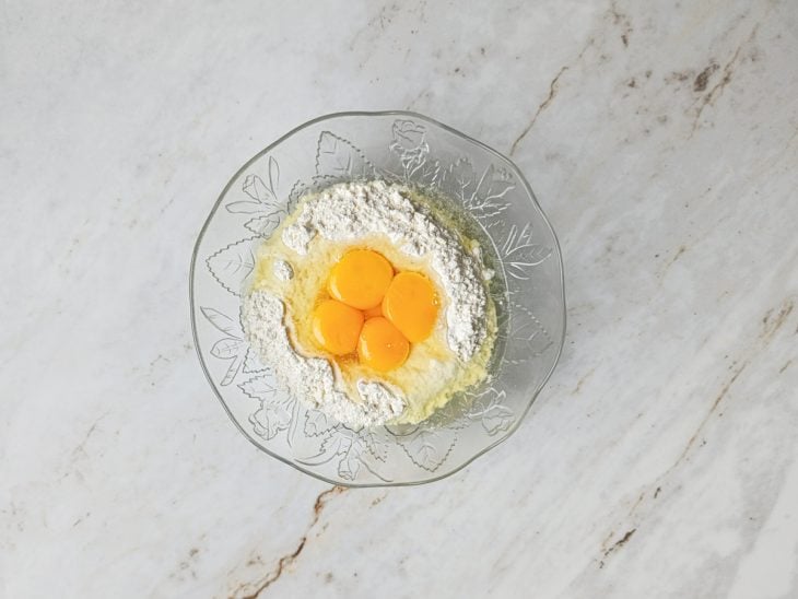 Farinha e semolina com os ovos na tigela.