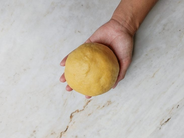 Bola de massa na bancada.