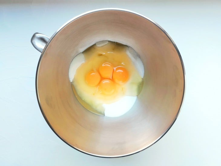 Um recipiente com ovos e açúcar.