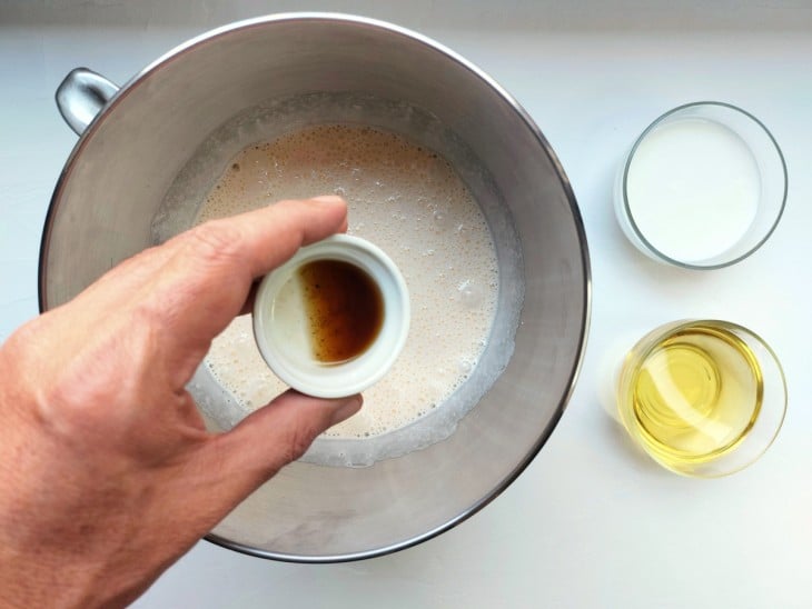 Um recipiente com a mistura de creme, baunilha, leite e o óleo.